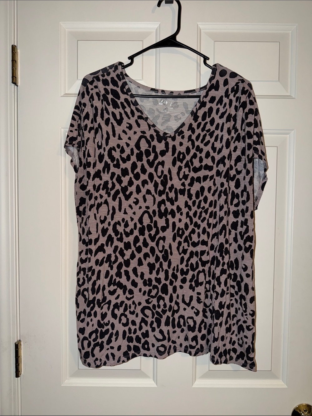 Maurices Mauve and Black Leopard V-Neck Short Sleeve Top